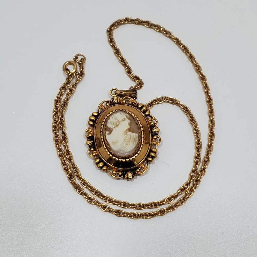 Vintage Beige & White Oval Cameo Locket Gold Tone Chain Victorian Style Necklace